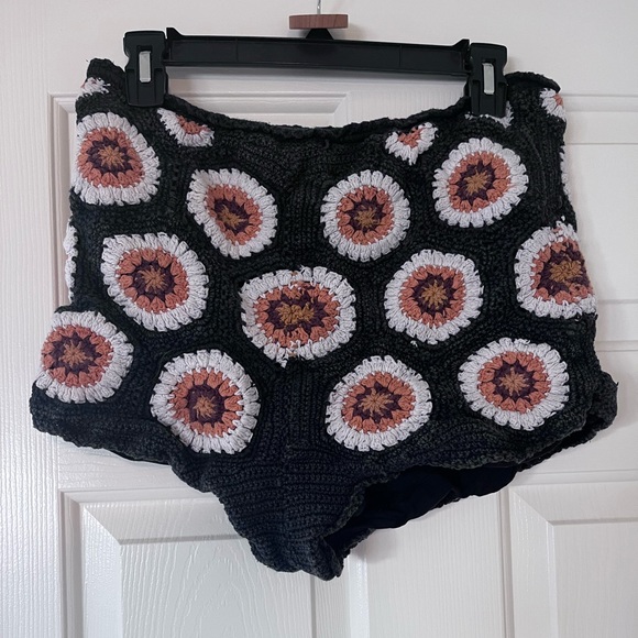 Free people crocheted hot shorts - Picture 3 of 4